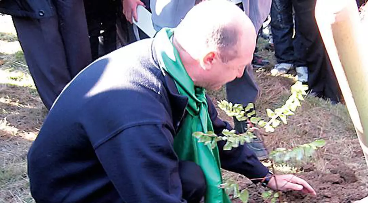 Băsescu a plantat câte un copac pentru fiecare membru al familiei