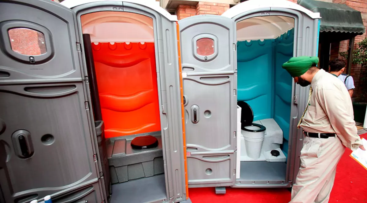 Expoziţie de artă în...toaletă