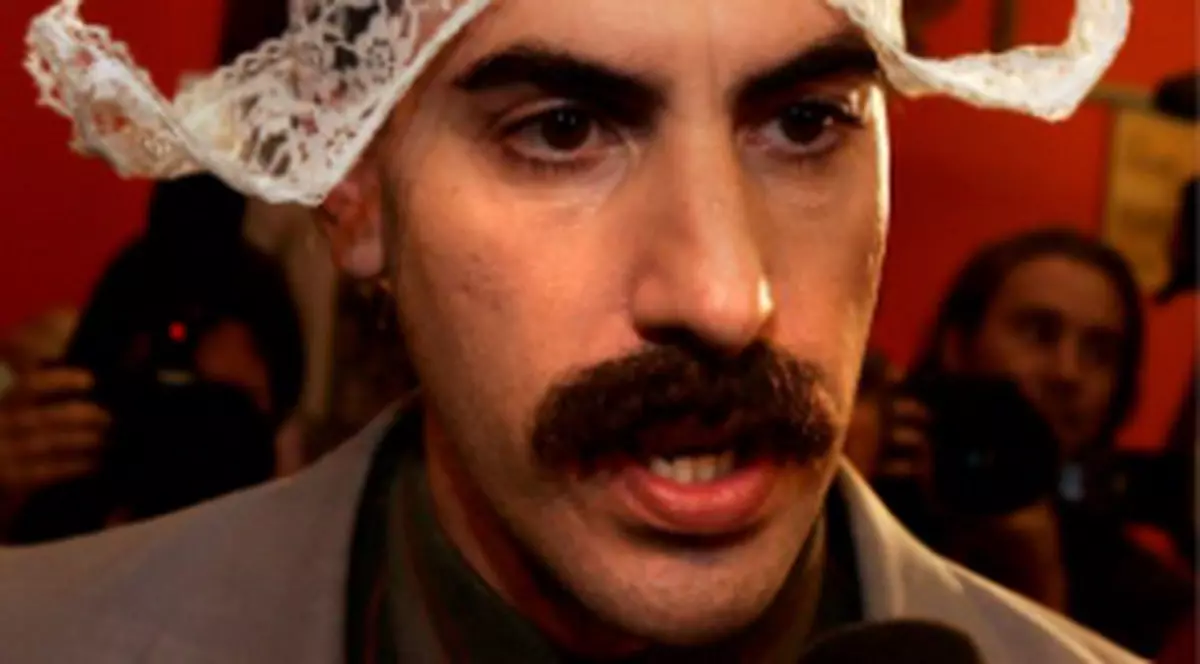 “Borat”, deghizat în homosexual la un protest anti-gay din Los Angeles