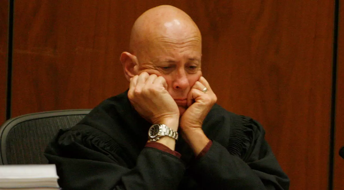 Au scăpat de închisoare datorită unui judecător adormit