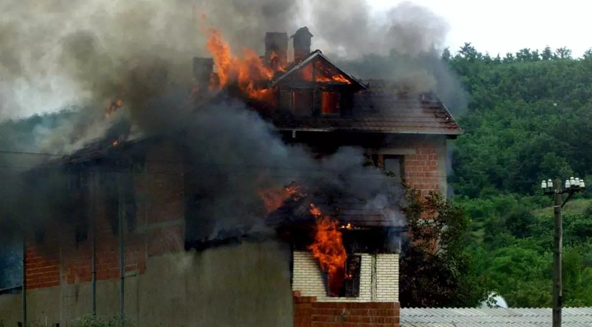 Şi-a incendiat casa când făcea curăţenie cu o torţă