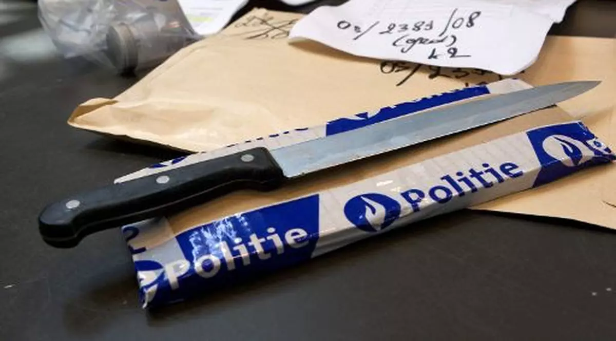 L-a înjunghiat în spate!