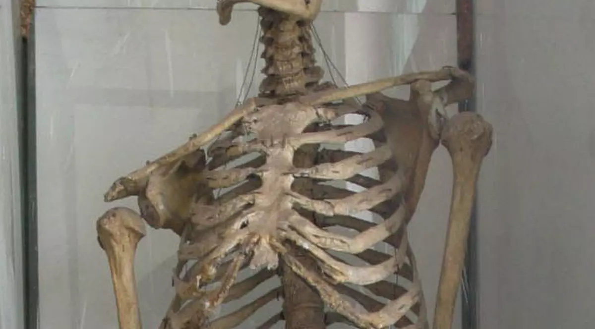  La 90 de ani trăia cu morţii în casă