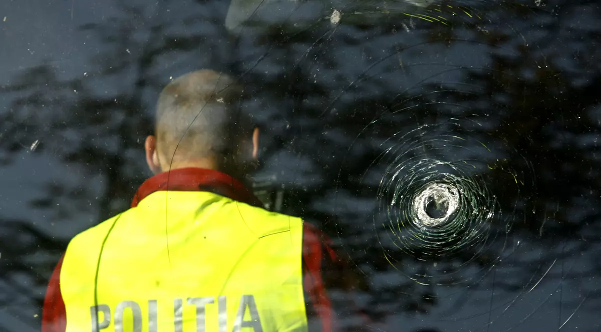 Autocarul lui Geoană, atacat cu o armă cu aer comprimat