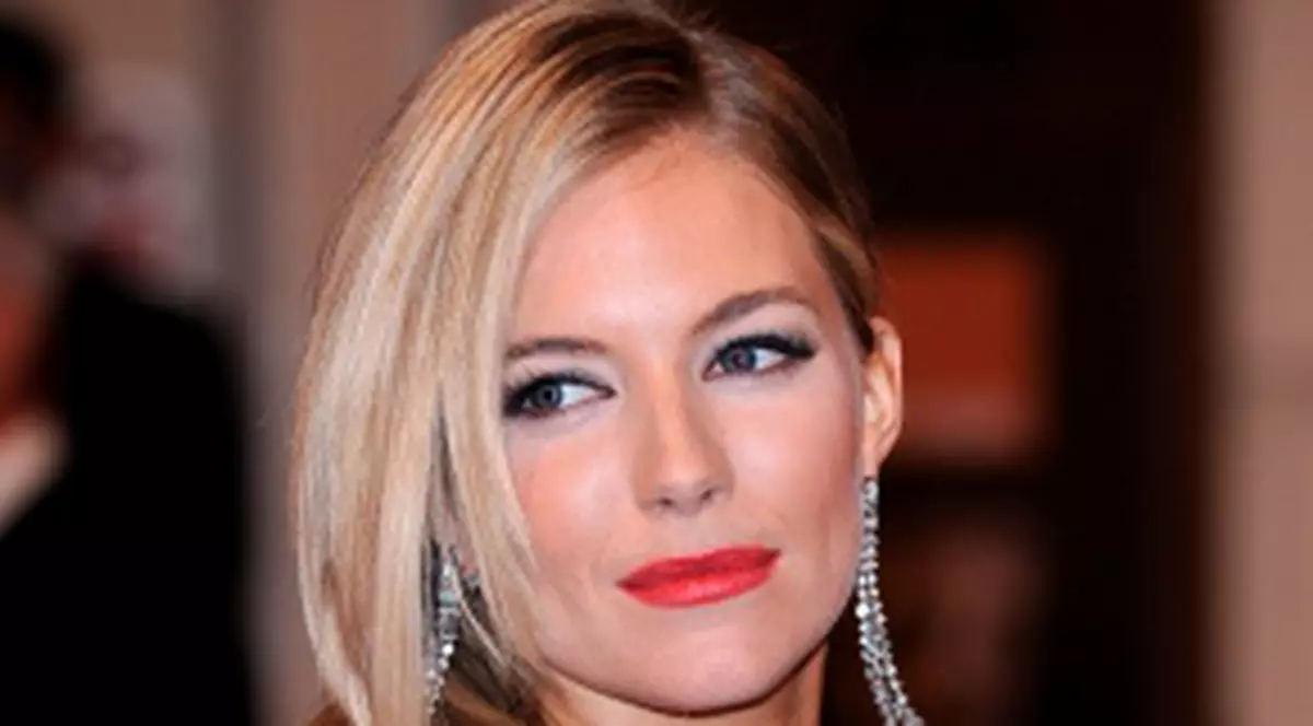 Viaţa privată a Siennei Miller costă 43 de mii de euro