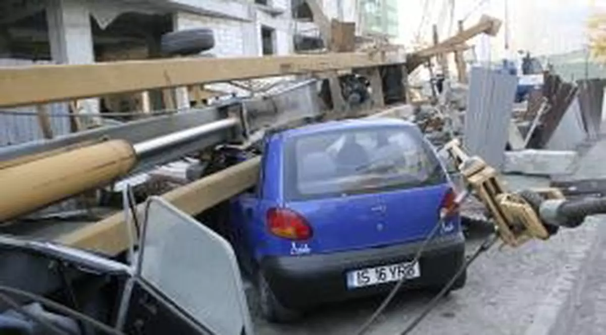 A scăpat după ce a căzut macaraua peste el