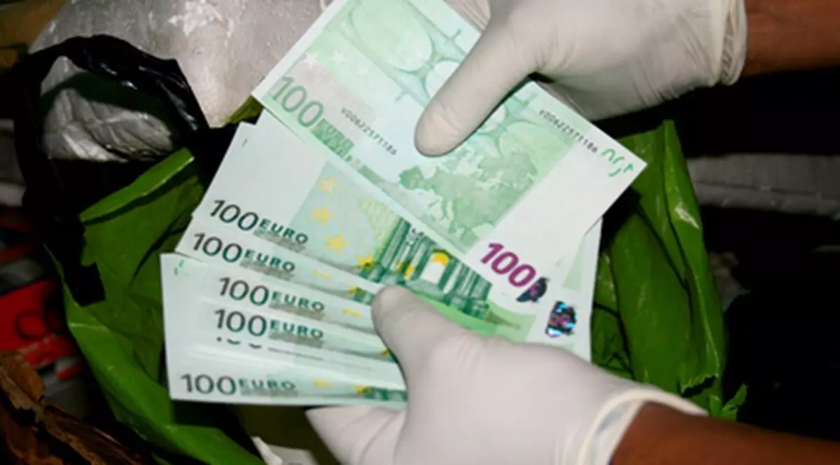 Arestată în Italia pentru posesie de bani falşi