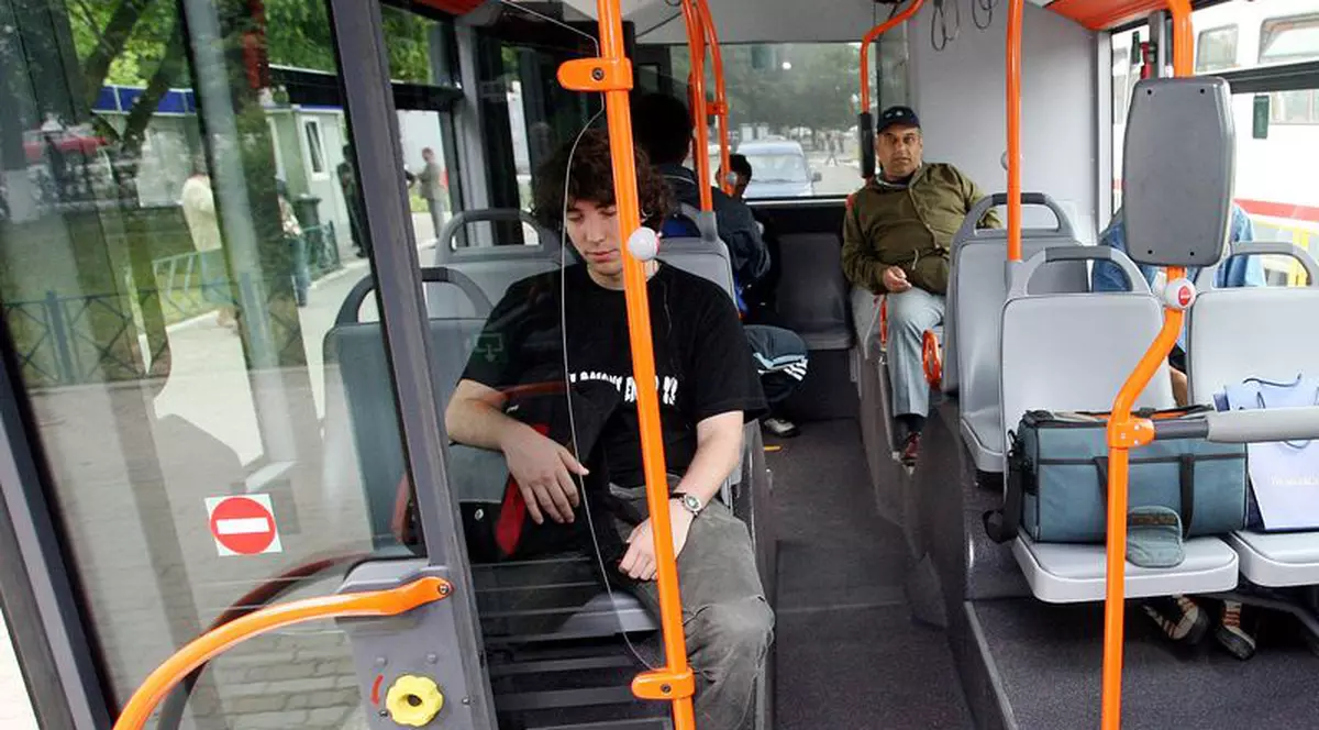 Român obligat să se dezbrace într-un autobuz, în Italia 