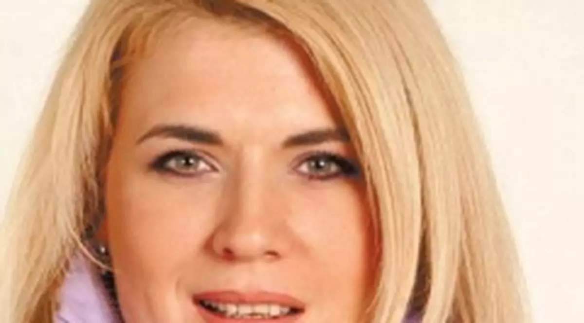 Liana Stanciu ajută  o fetiţă cu probleme cardiace