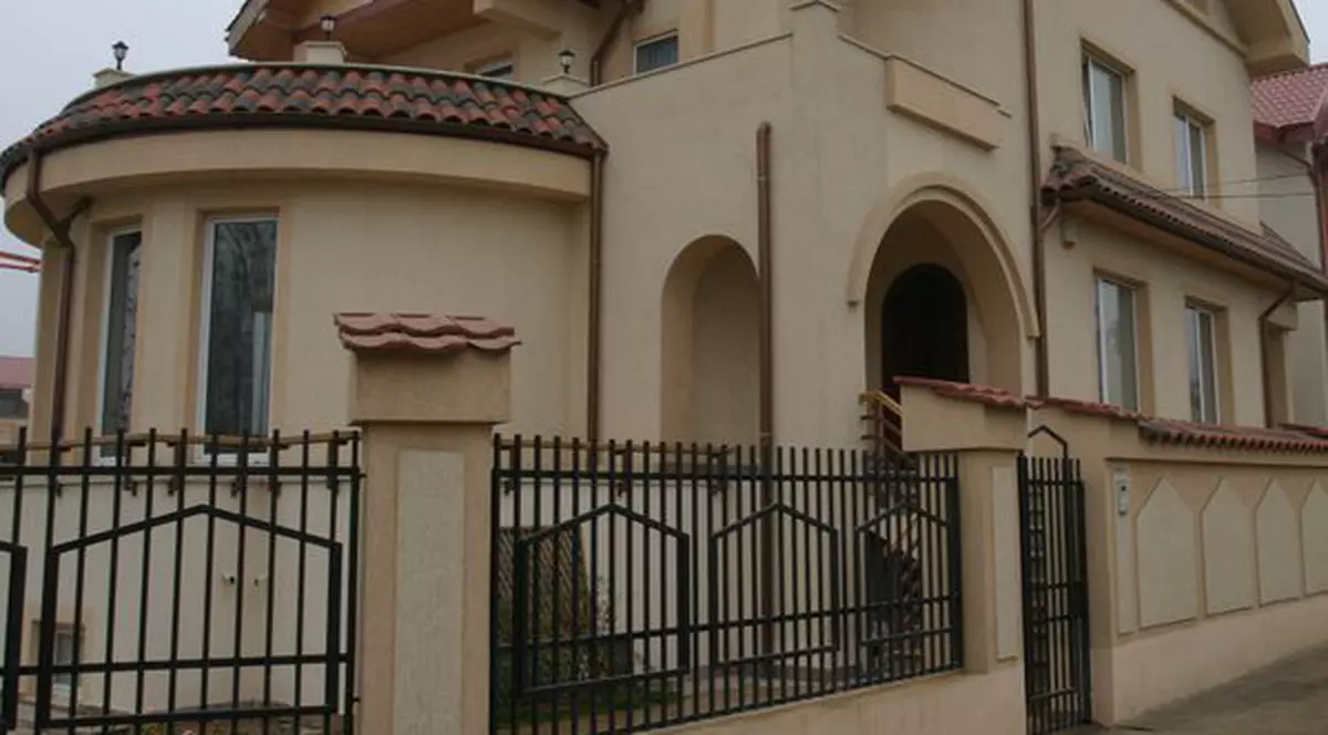 Om de afaceri bătut şi jefuit în faţa propriei case