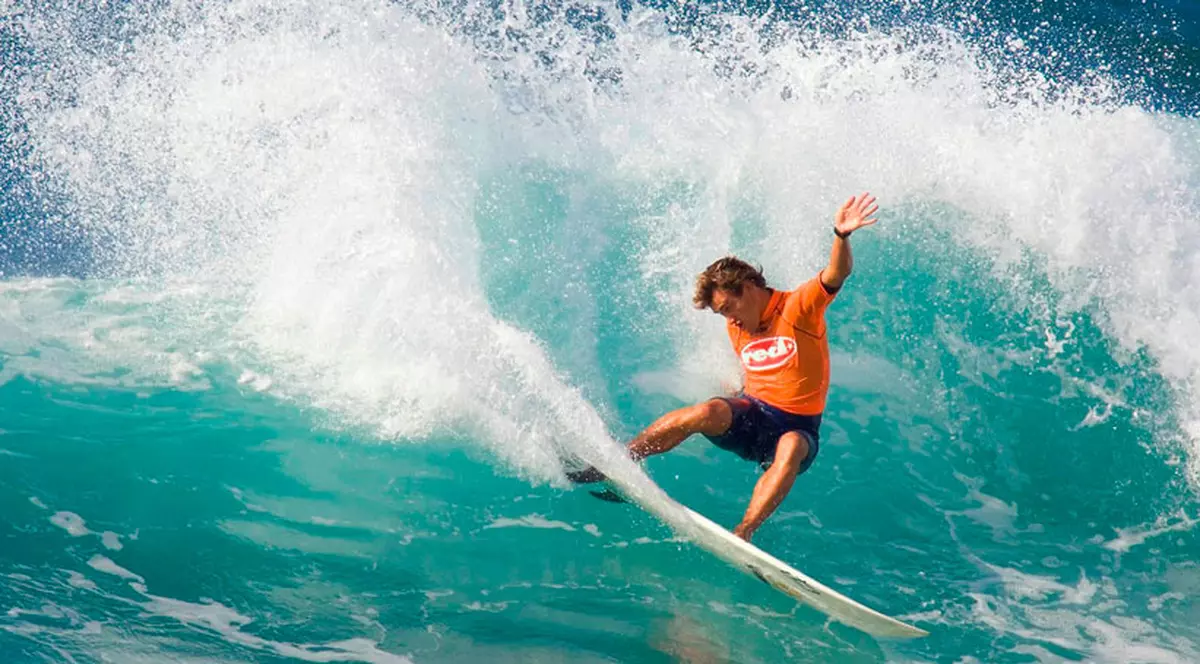 Merg românii singuri în vacanţe?