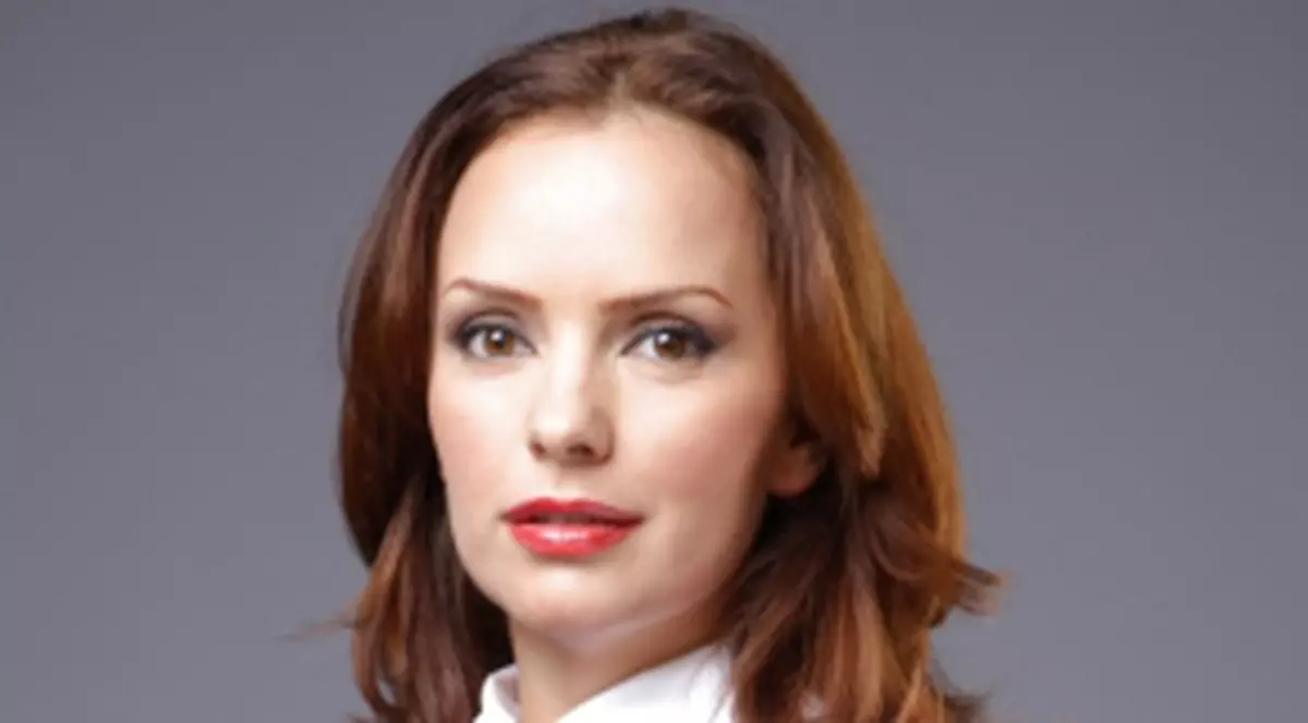 Magda Vasiliu prezintă ştirile cu piciorul în ghips!