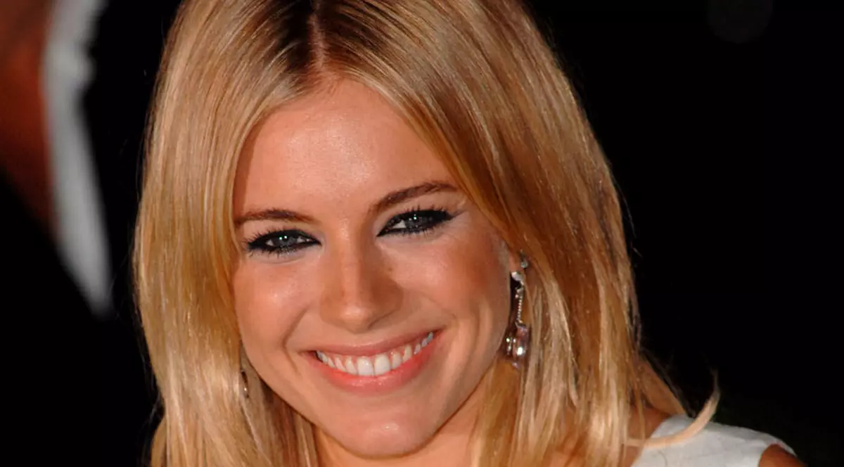Sienna Miller: "Pot să bag majoritatea bărbaţilor sub masă"