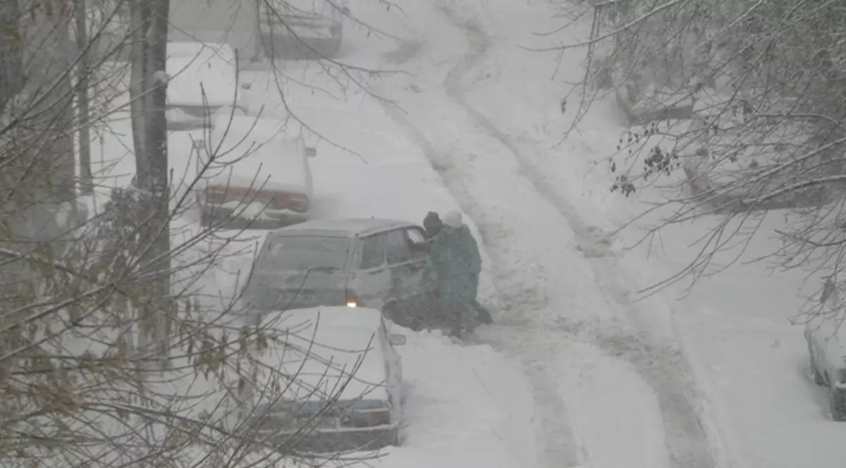 20 de localităţi fără curent electric din cauza ninsorii