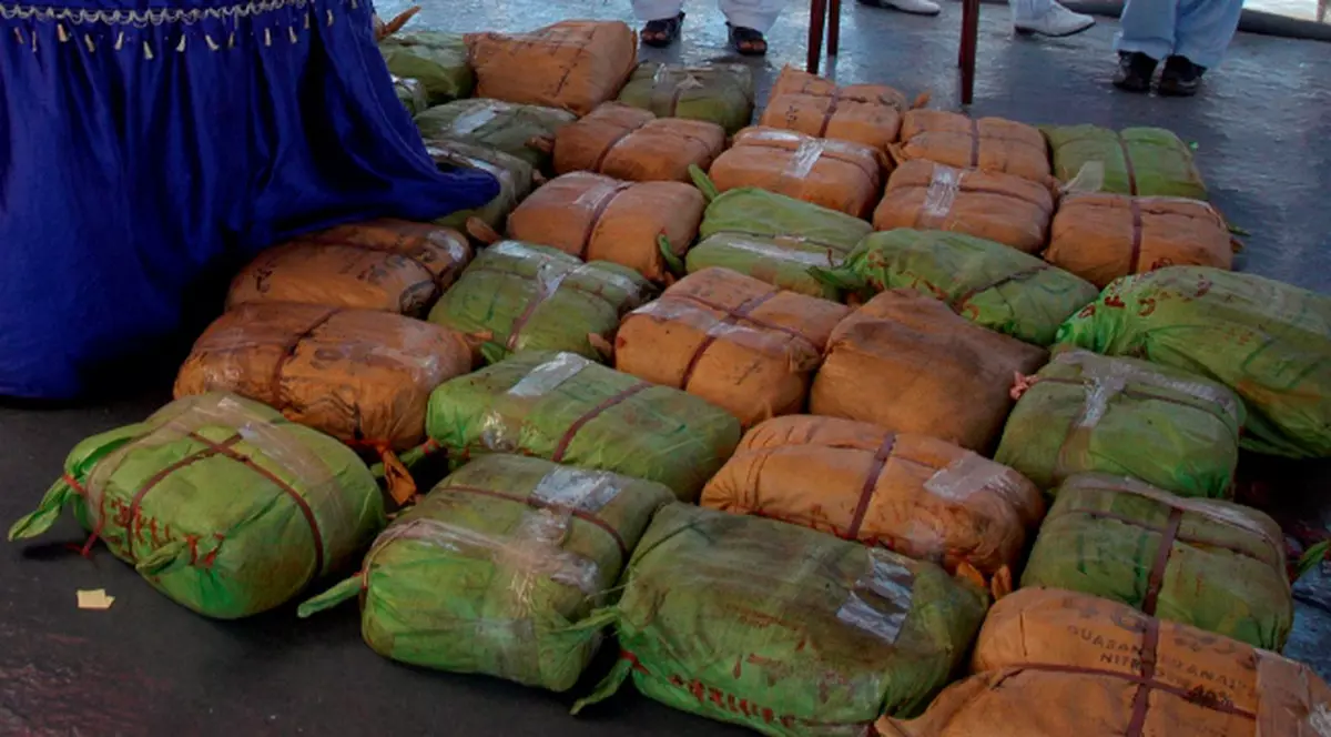 Povestea traficantului de hașiș care și-a băgat mama în combinațiile cu „verdeață”; O punea să-i trimită „hașul” din Italia pe autocar în servicii de pahare