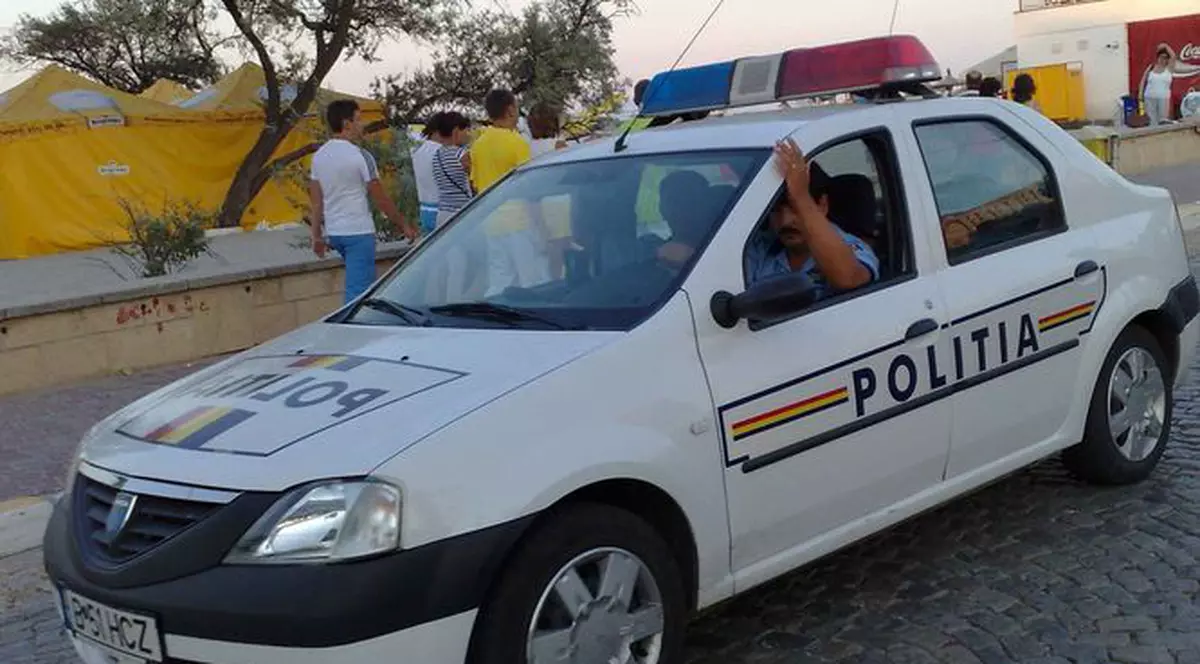 Un şofer a fugit după ce a lovit două persoane pe trotuar