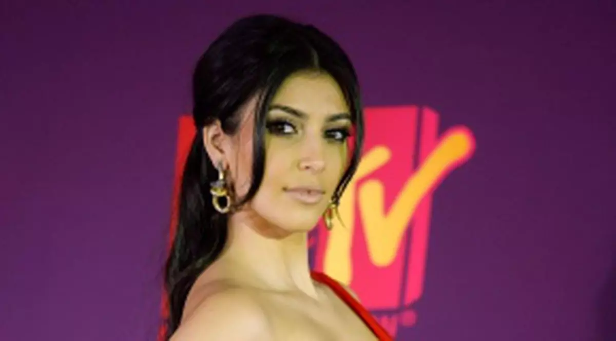 Kim Kardashian îşi vinde maşina în scopuri caritabile