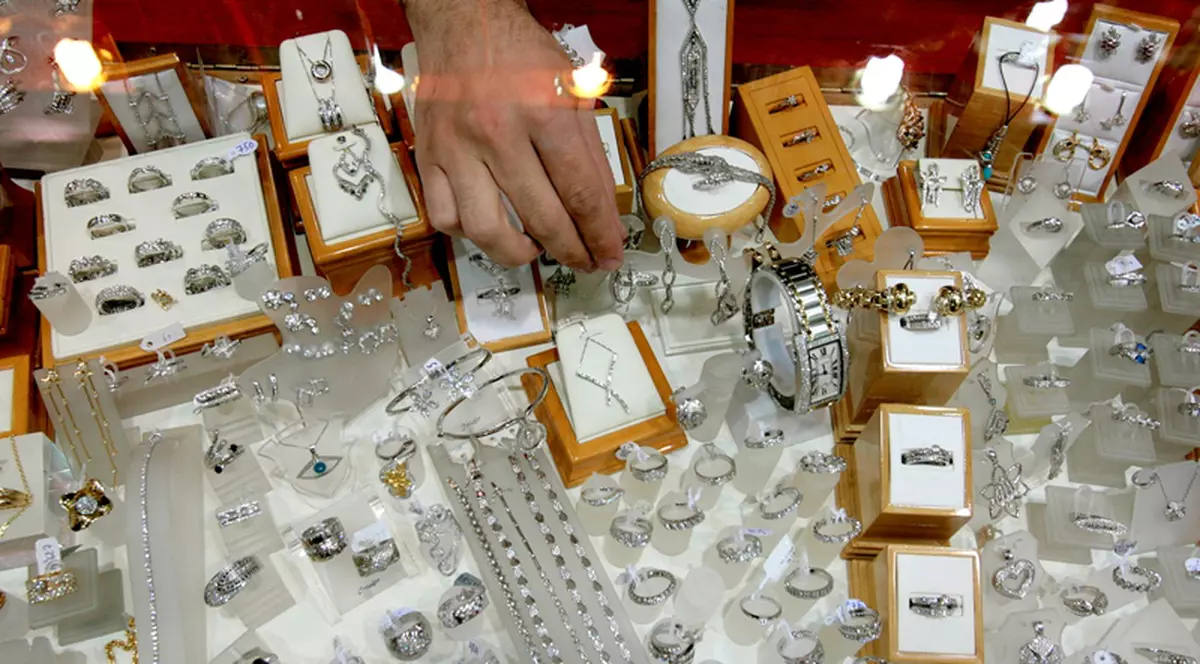 Doi români cercetaţi în cazul uciderii unui bijutier italian