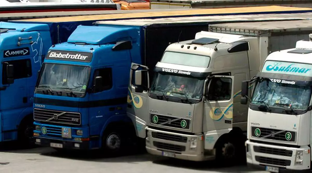 Transportatorii români ies în stradă, nemulţumiţi de legea salariului minim din Franţa