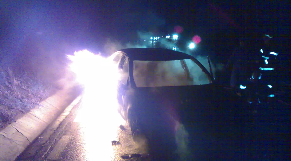 I-a luat foc maşina în timp ce conducea