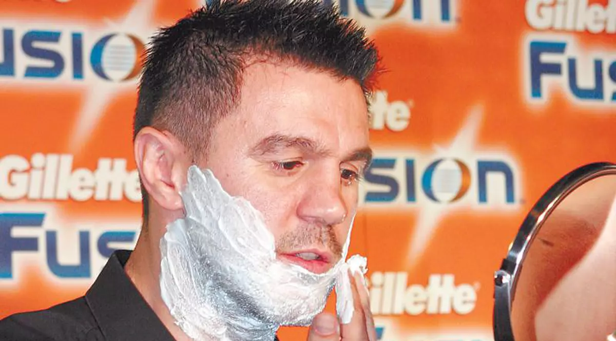 Mihai Leu :«Stau şi o oră în faţa oglinzii»