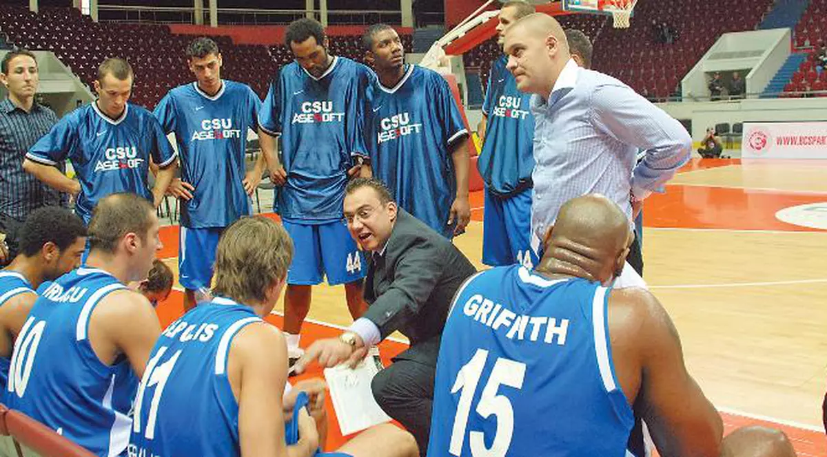 Unica femeie antrenor de echipă de baschet