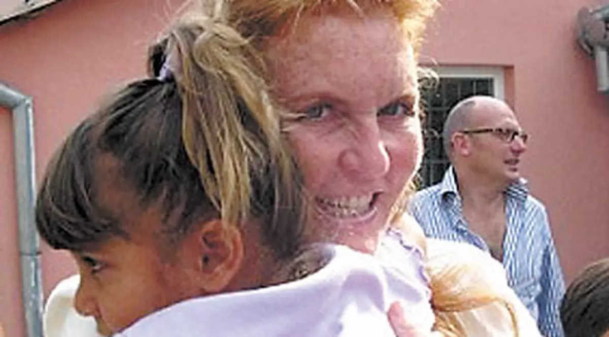 "Ducesa de York a fost şocată de o fetiţă legată de pat"