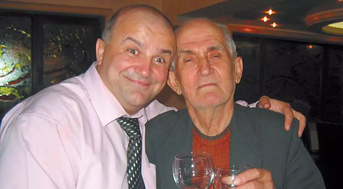 Axinte i-a făcut cadou tatălui său un concert cu lăutari