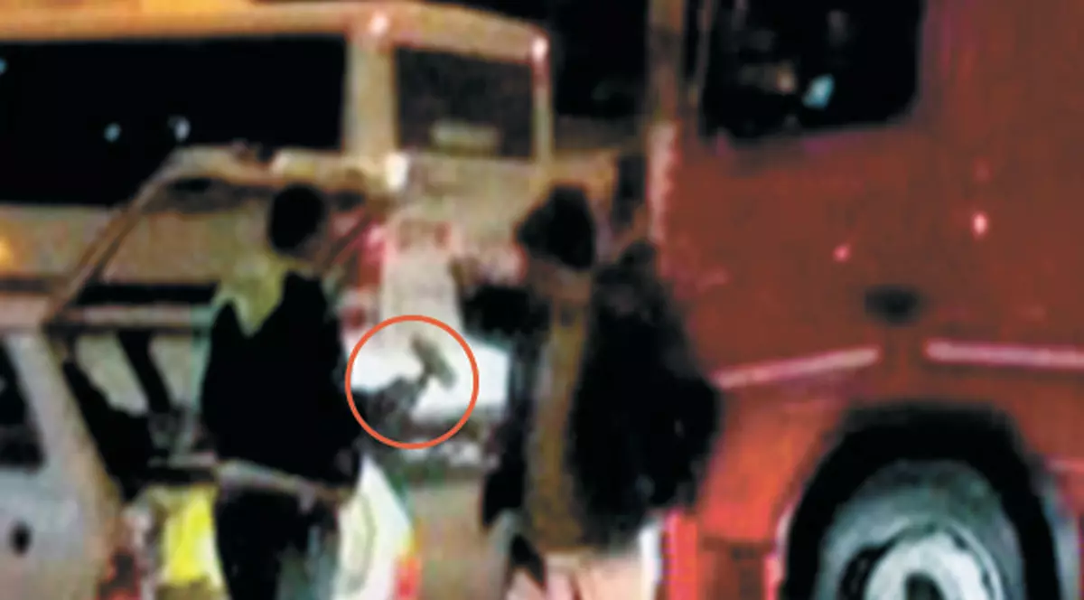 Bărbat lovit în cap cu un ciocan, în intersecţie