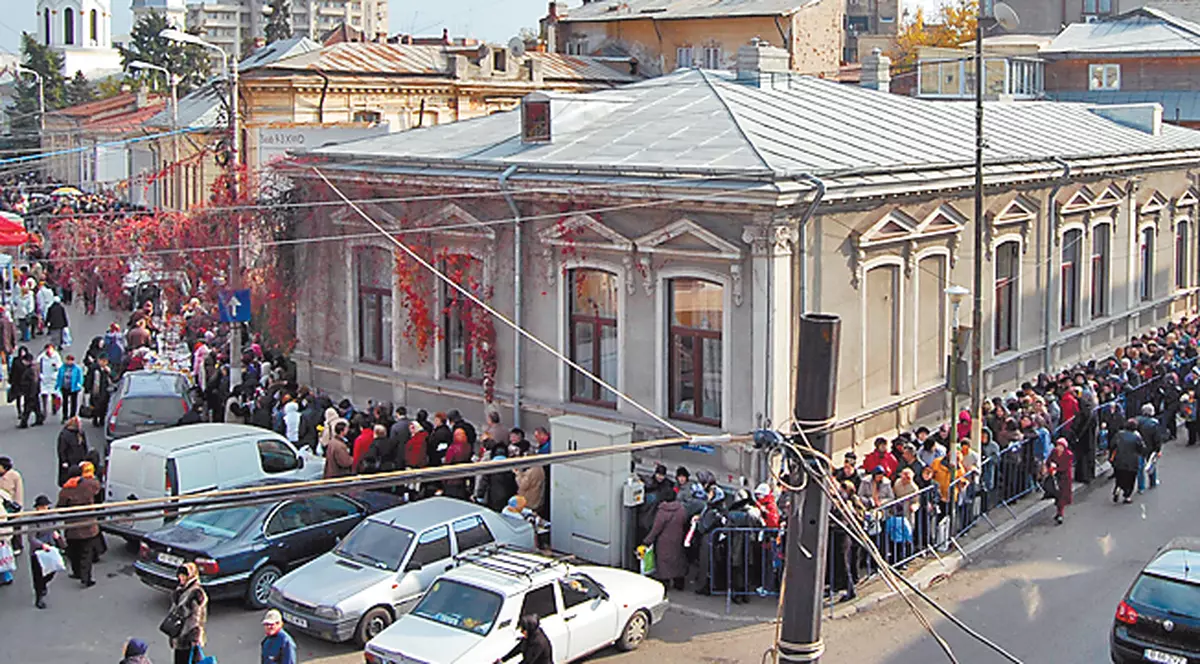 Păgubiţii s-au înghesuit ieri la moaştele Sf. Mina