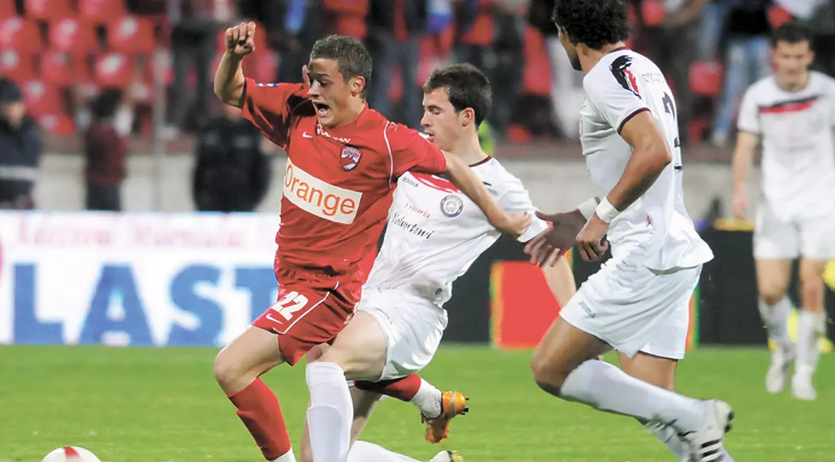 Dinamo şi Unirea Urziceni îşi dispută în această seară primul loc în Liga I