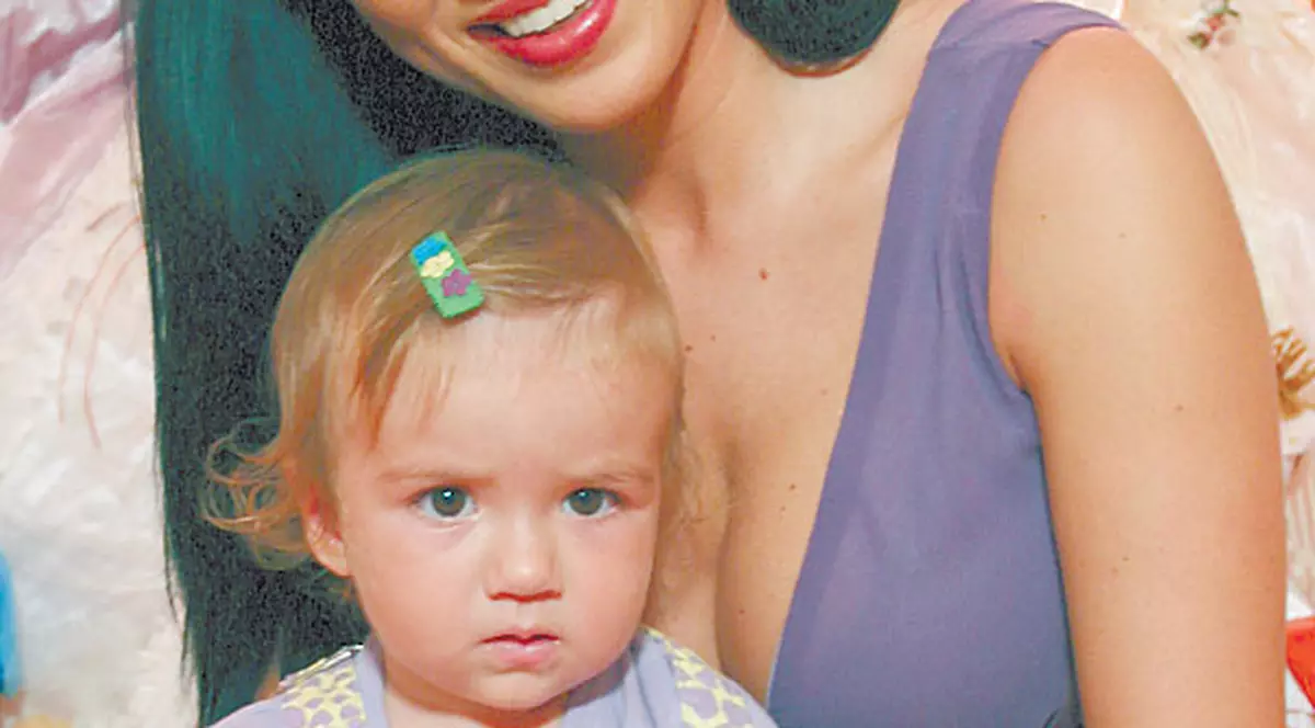 Rocsana Marcu îşi ia fetiţa la petrecere, de Revelion