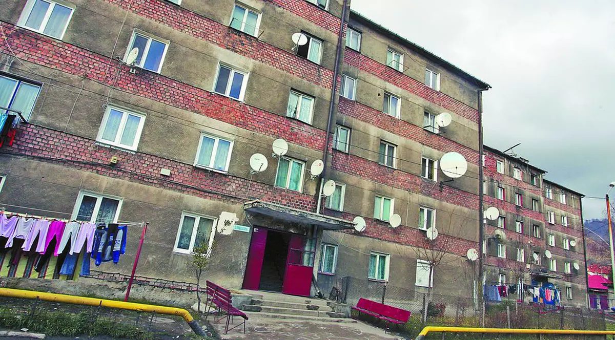 Comparaţie de coşmar: vezi cum arată casa unui miner şi casa unui director din Valea Jiului