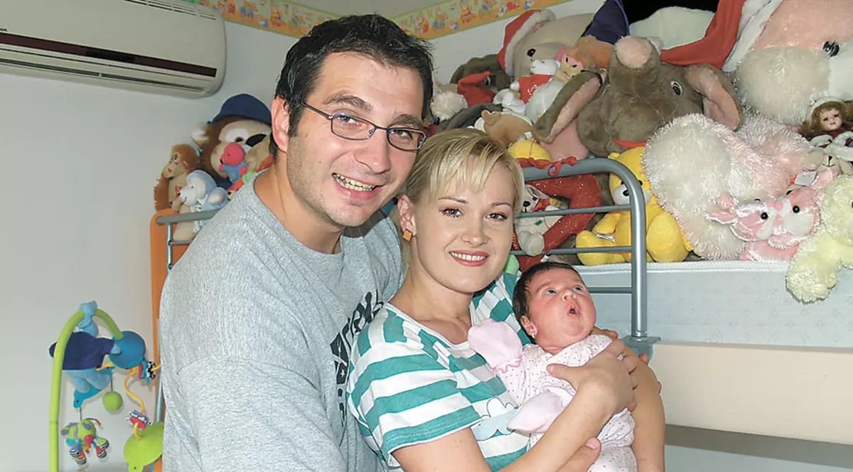 Claudiu Bogdan şi Cristina Coca au ales trei perechi de naşi pentru fetiţa lor