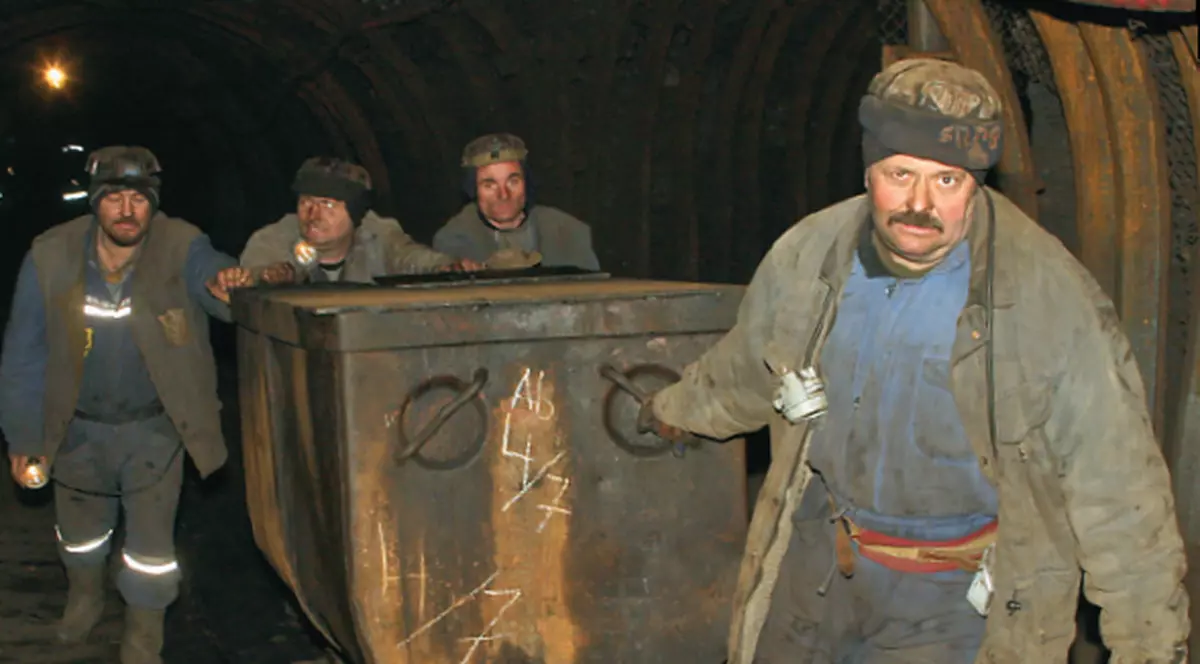 Minerii muncesc ca acum 80 de ani