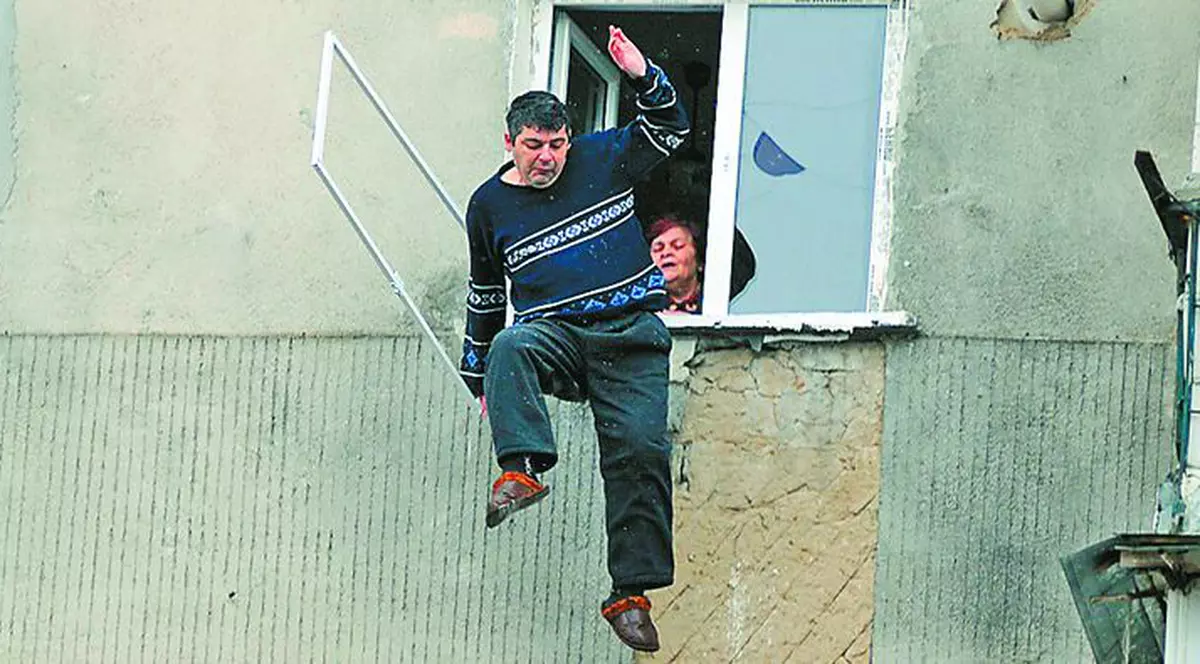 A plonjat de la etajul 4