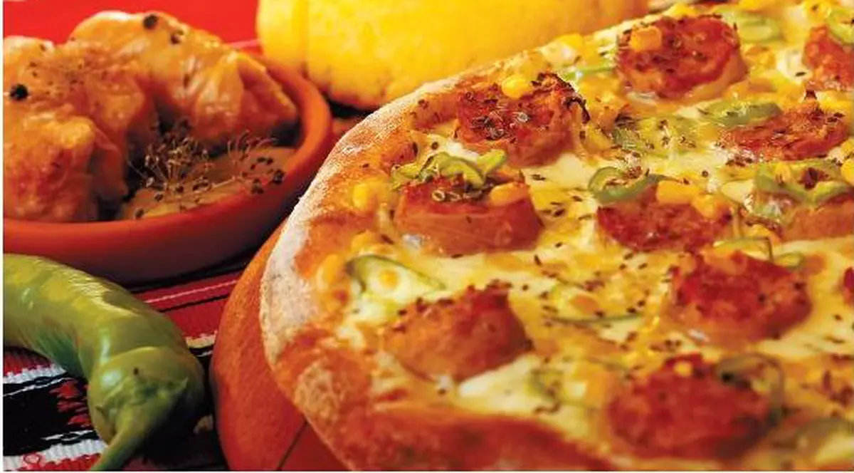 El a inventat pizza cu sarmale! 