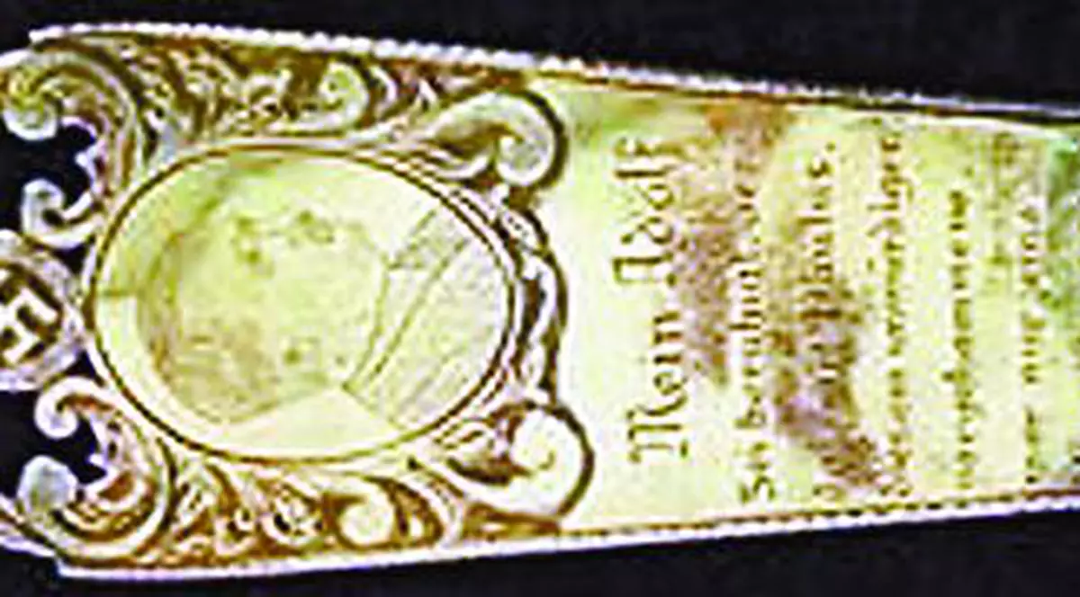 A vrut să vândă semnul de carte din aur al lui Hitler