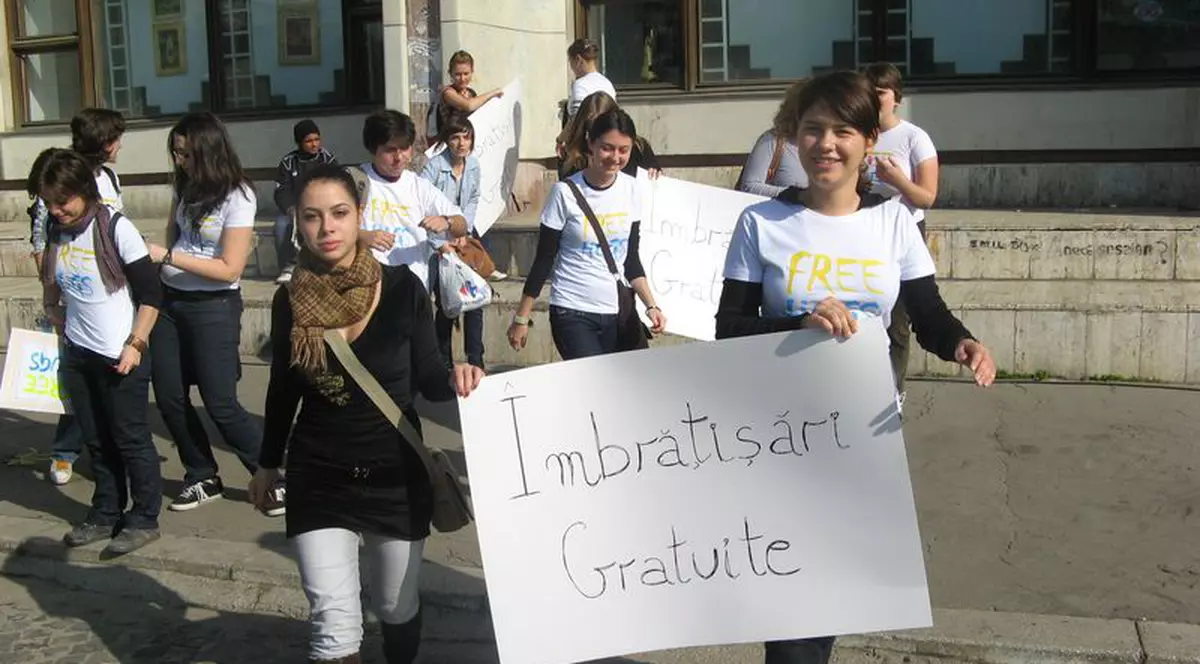 Eşti ameninţat cu îmbrăţişări gratuite în 15 oraşe din ţară