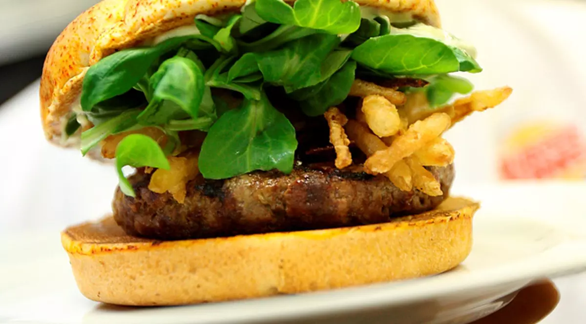 Şi-a atacat prietena cu un cheeseburger