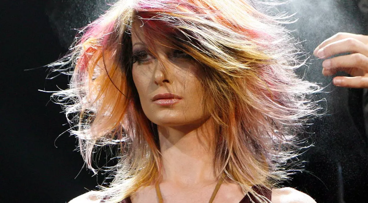 Bărbaţii preferă buclele, iar părul scurt îi lasă reci