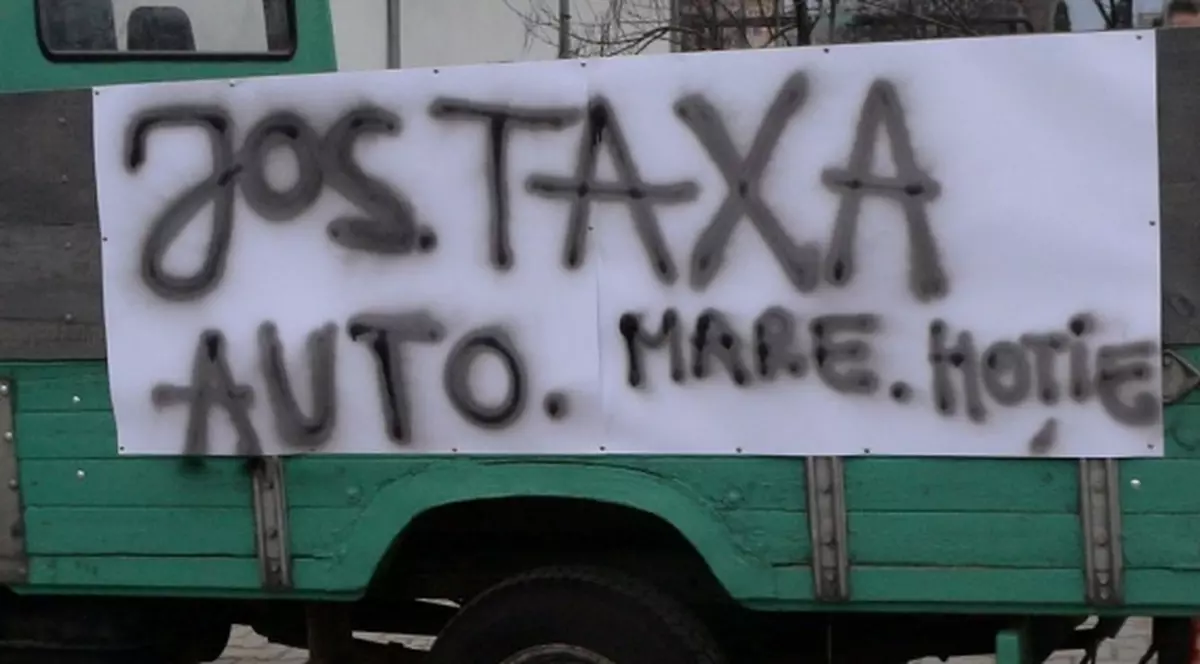 Mii de şoferi au protestat azi împotriva noii taxe auto