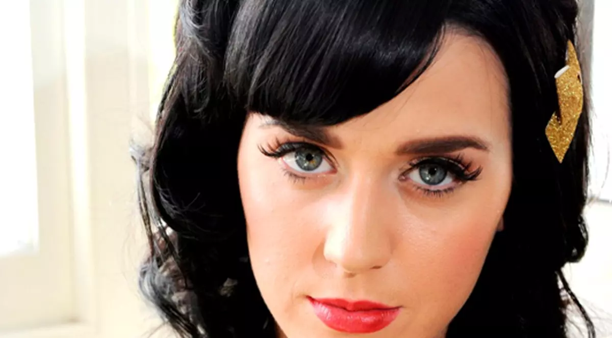 Katy Perry s-a logodit
