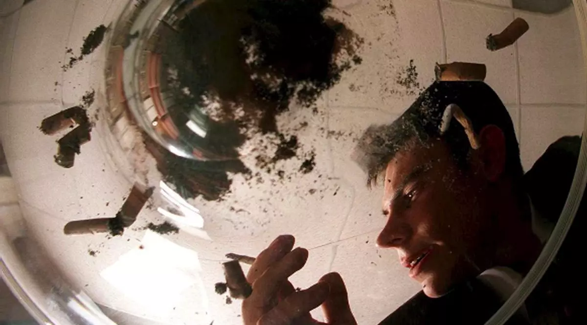 Bărbaţii fumează mai mult decât femeile