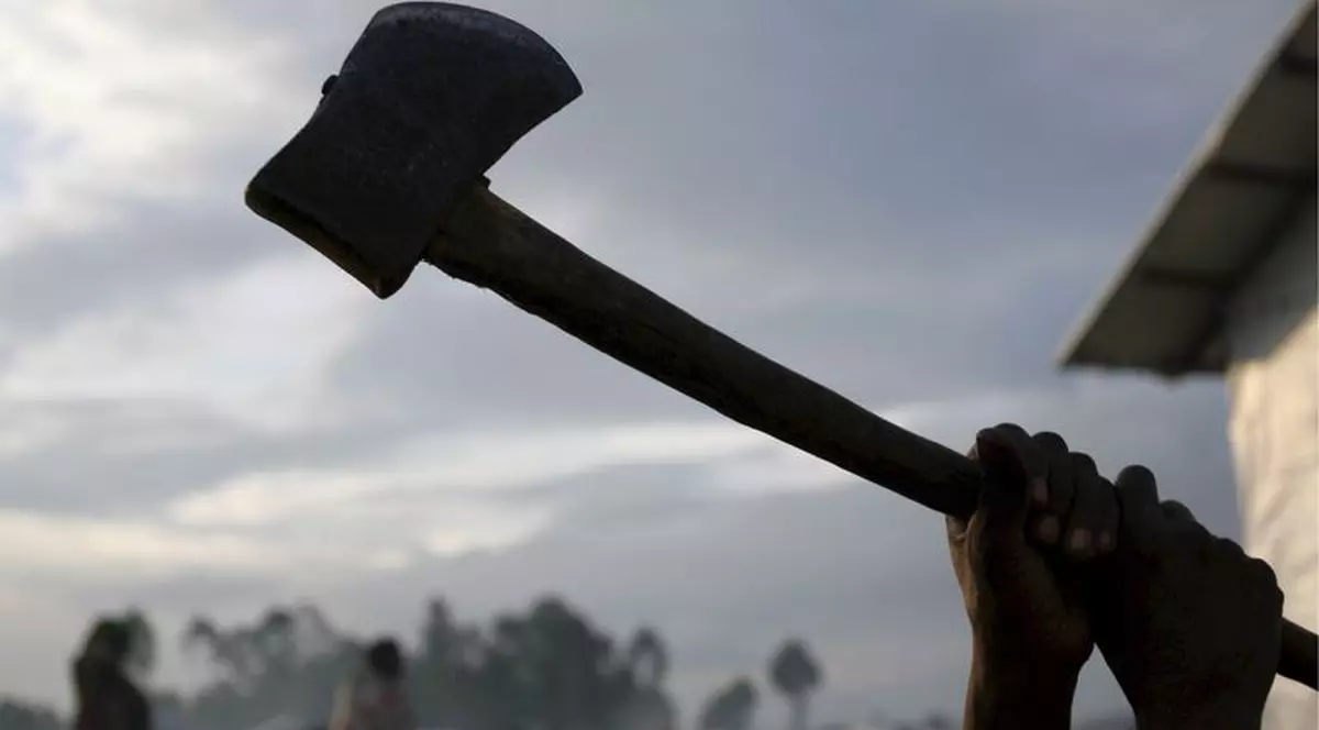 Un bărbat și-a tăiat cu toporul iubita