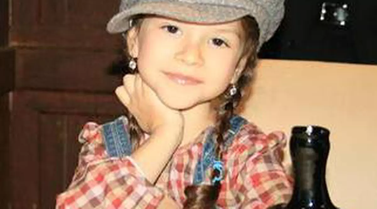 Cleo Stratan cântă pentru frăţiorul său, Cezar!