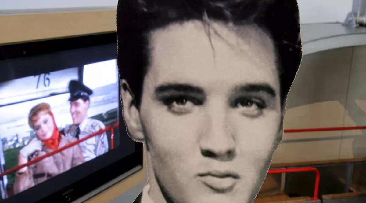 Acum poţi cânta colinde cu Elvis Presley