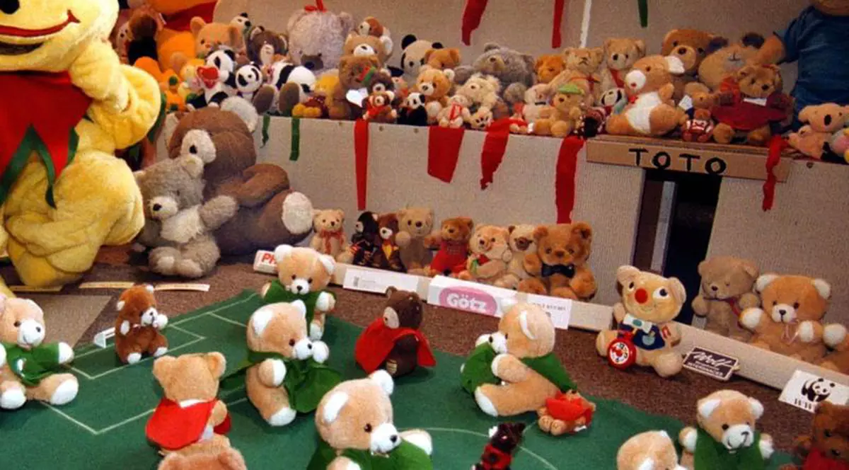 Au jefuit magazinul de jucării, cu arme de jucărie