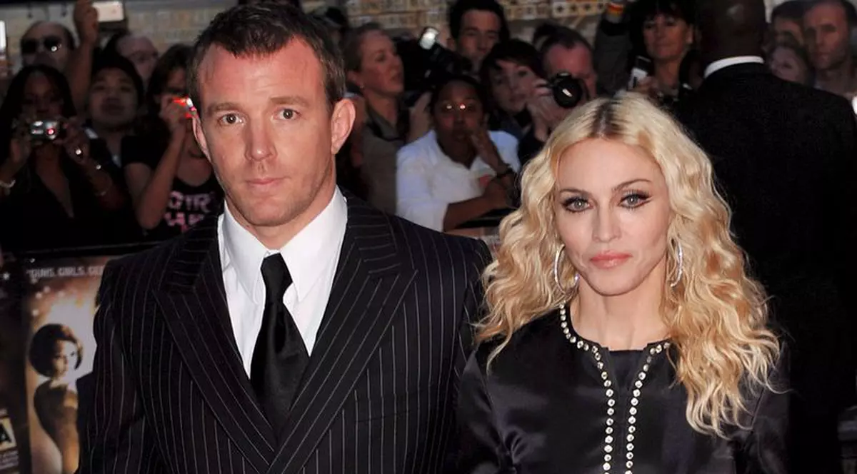 De Crăciun, Guy se răzbună pe Madonna