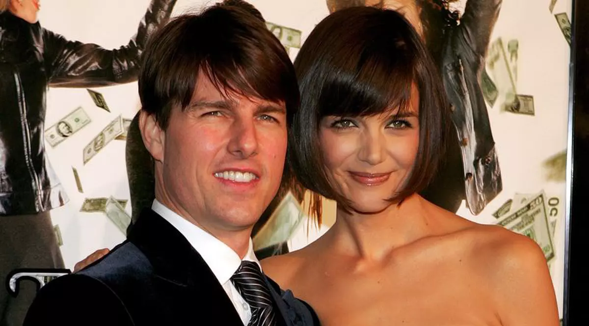 Tom Cruise şi Katie Holmes au cheltuit 6.000 de dolari pe hârtie de împachetat